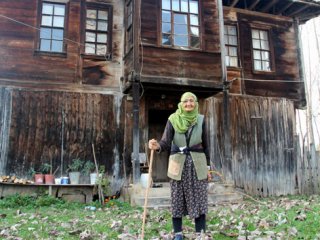 110 Yaşındaki Nine Görenleri Şaşırtıyor