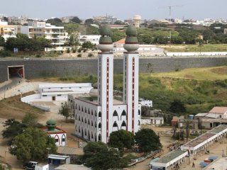 Bu Camiye Sadece Beyaz Elbisesi Olanlar Girebiliyor