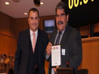 İngiltere'de PYD Liderine Plaket