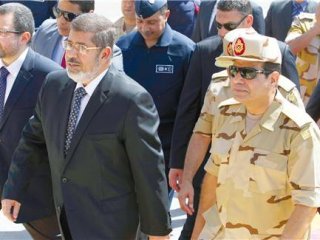 Mursi’ye Sövdü Sisi’yi Övdü!