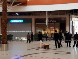 AVM’nin Tavanı Ziyaretçilerin Üzerine Çöktü!