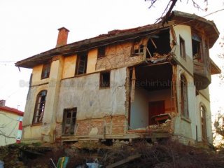 Beyşehir'de Tarihi Konak Harabeye Döndü
