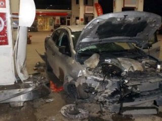 Otomobil Akaryakıt İstasyonuna Daldı