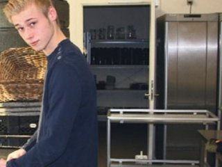 Telefonunu Şarj Etti Diye...