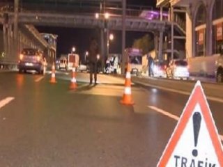 Metrobüs Üst Geçitine Çarptı: 1 Ölü