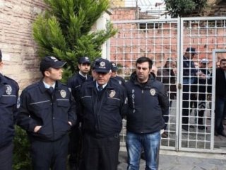 Polis, Cemaatin Derneğini Tahliye Etti