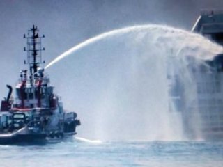 Adriyatik'te Can Pazarı: Yolcu Gemisi Yanıyor!
