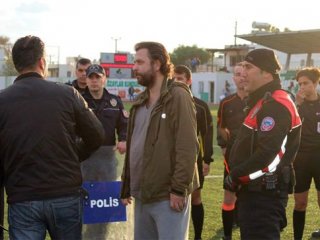 Ünlü oyuncu maçta sahaya daldı