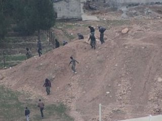 Gazetecilere uzun namlulu silahlarla saldırı!