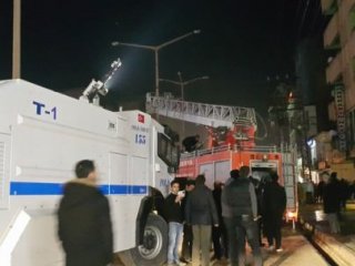 Yangını söndüren TOMA'yı taşladılar