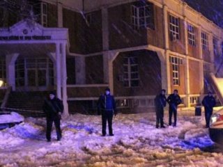 Üniversitenin Çatısı Kar Nedeniyle Çöktü