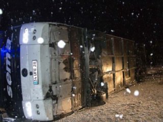 Yolcu Otobüsü Devrildi: 51 Yaralı