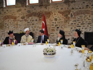 Davutoğlu'ndan İslamofobi'ye Karşı Çağrı