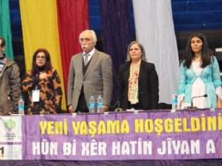 Bayraksız Kongrede Öcalan Sloganları