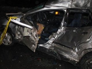 Otomobil İle Kamyon Çarpıştı: 1 Ölü, 1 Yaralı