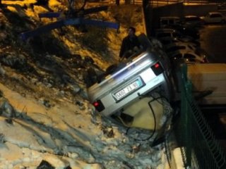 Otomobil İstinat Duvarında Asılı Kaldı