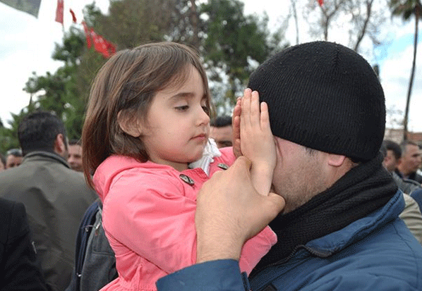 Küçük Kız Babasının Gözyaşlarını Böyle Sildi