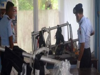 Düşen Uçağa Ait Parçalar Sergilendi