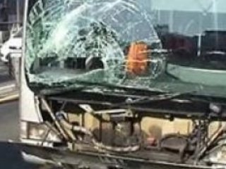 İki Metrobüs Çarpıştı: 3 Yaralı