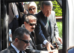 Başbakan çocuklara oyuncak dağıttı
