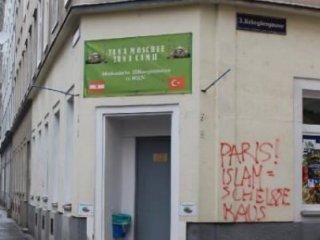 Viyana'da Cami Duvarına Alçak Yazı