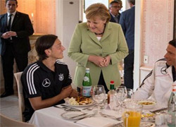Kampa katılan Merkel'in Mesut'tan isteği