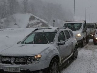 Bolu'da Kayan Tır TEM'i Felç Etti