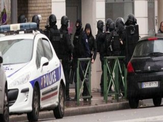 Paris'te Gerçekleri Haykıran Biri Var!