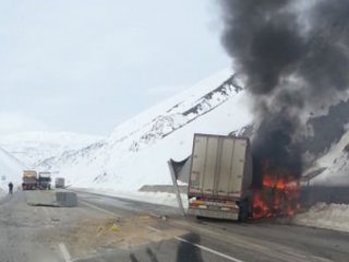 Buzda Kayan TIR Alev Alev Yandı