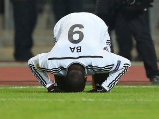 Demba Ba'dan Müthiş Kampanya!