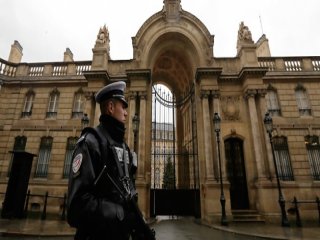 Fransa'da Polise Saldırdılar
