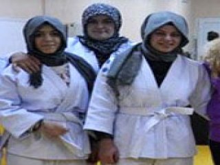 Başrötülü Kızlara Hakaret