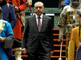 FT'den Askerli Karşılamaya İlginç Yorum
