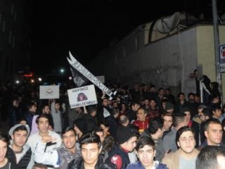 Cumhuriyet gazetesi önünde protesto