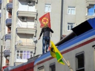 Hareket halindeki Trene PKK Paçavrası Astılar!