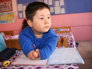 İki Eli Ve Bir Bacağı Olmayan Yozgatlı Enes’in Okuma Azmi