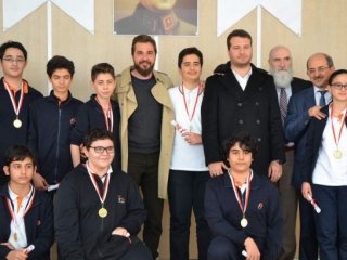 Diriliş Ertuğrul Ekibi Karne Dağıttı