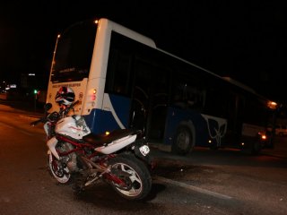Polisten Kaçan Motosiklet Otobüse Çarptı: 2 Yaralı