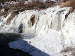 Muradiye Şelalesi Dondu!