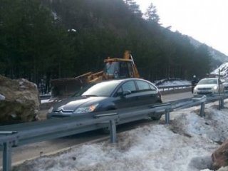 Karayoluna Dev Kaya Parçası Düştü