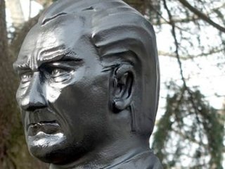 CHP'li belediyenin Atatürk heykeli tepki çekti
