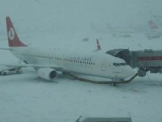 Uçak seferlerine kar engeli!