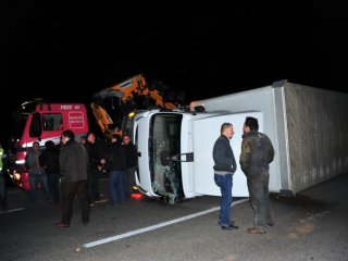 Bursa'da Kuvvetli Lodos TIR Devirdi