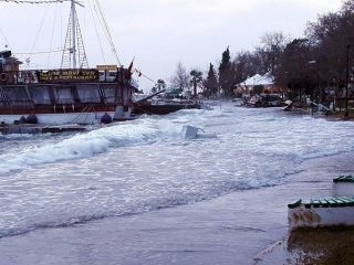 Erdek'te Lodos Denizle Karayı Birleştirdi