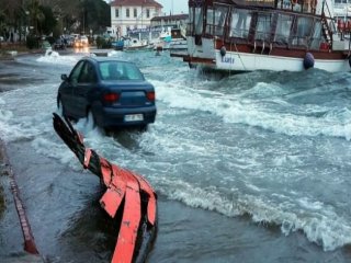 Erdek'te Lodos Denizle Karayı Birleştirdi