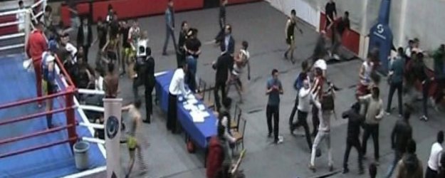 Salon Fena Karıştı! Tekme Tokat Kavga!