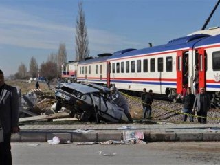 Trenin Araca Çarpma Anı