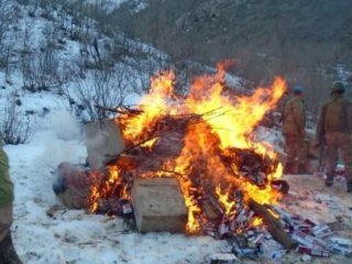 Askerler elleriyle taşıyıp yaktı