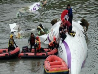 Tayvan'da Yolcu Uçağı Düştü!