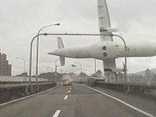 Tayvan'da Yolcu Uçağı Düştü!